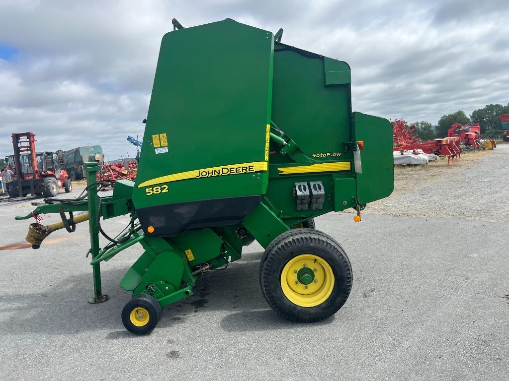 Presse balles rondes JOHN DEERE 582 - photo slide 15