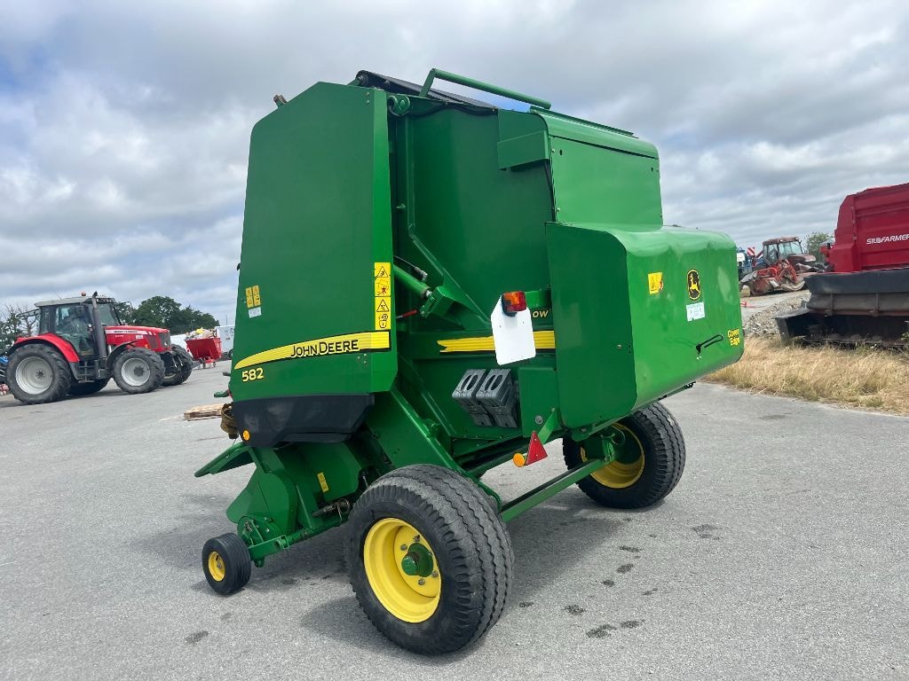 Presse balles rondes JOHN DEERE 582 - photo slide 13
