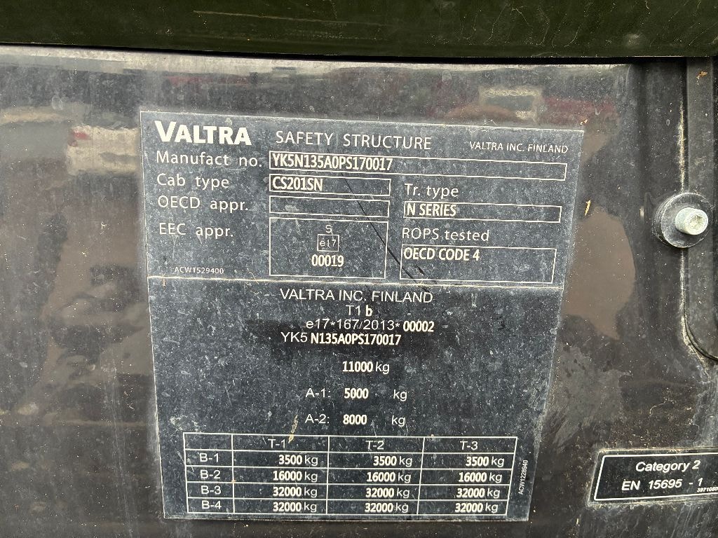 Tracteur VALTRA N 135 A - photo slide 11