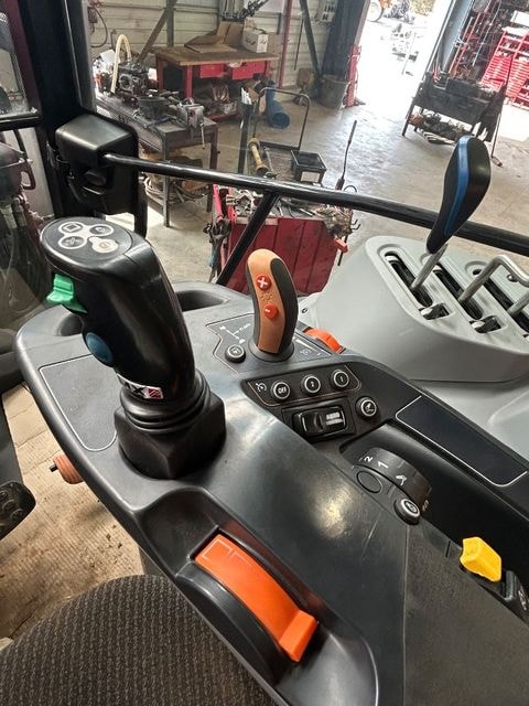 Tracteur chargeur VALTRA G 115 A - photo slide 8