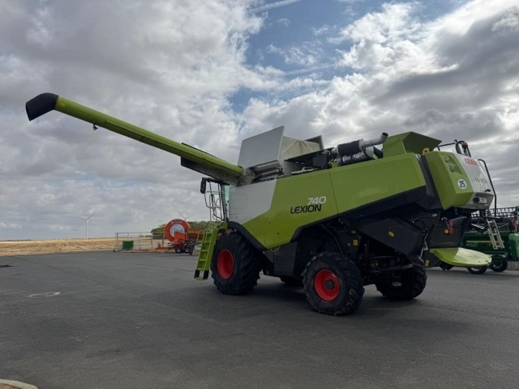 Moissonneuse CLAAS LEXION 740 - photo slide 3