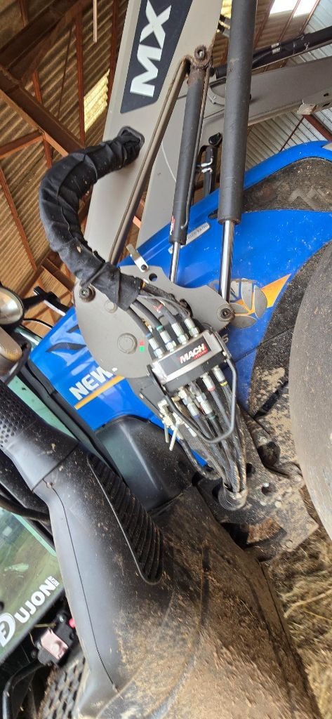 Tracteur chargeur NEW HOLLAND T6.155 - photo slide 13