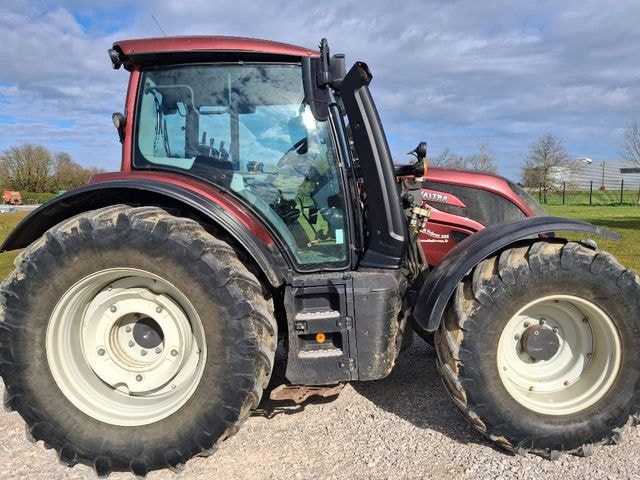 Tracteur chargeur VALTRA N 135A - photo slide 4
