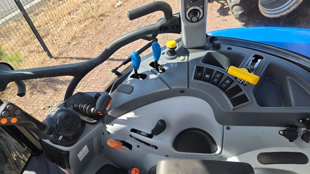 Tracteur chargeur NEW HOLLAND T5.105 DC - photo slide 9