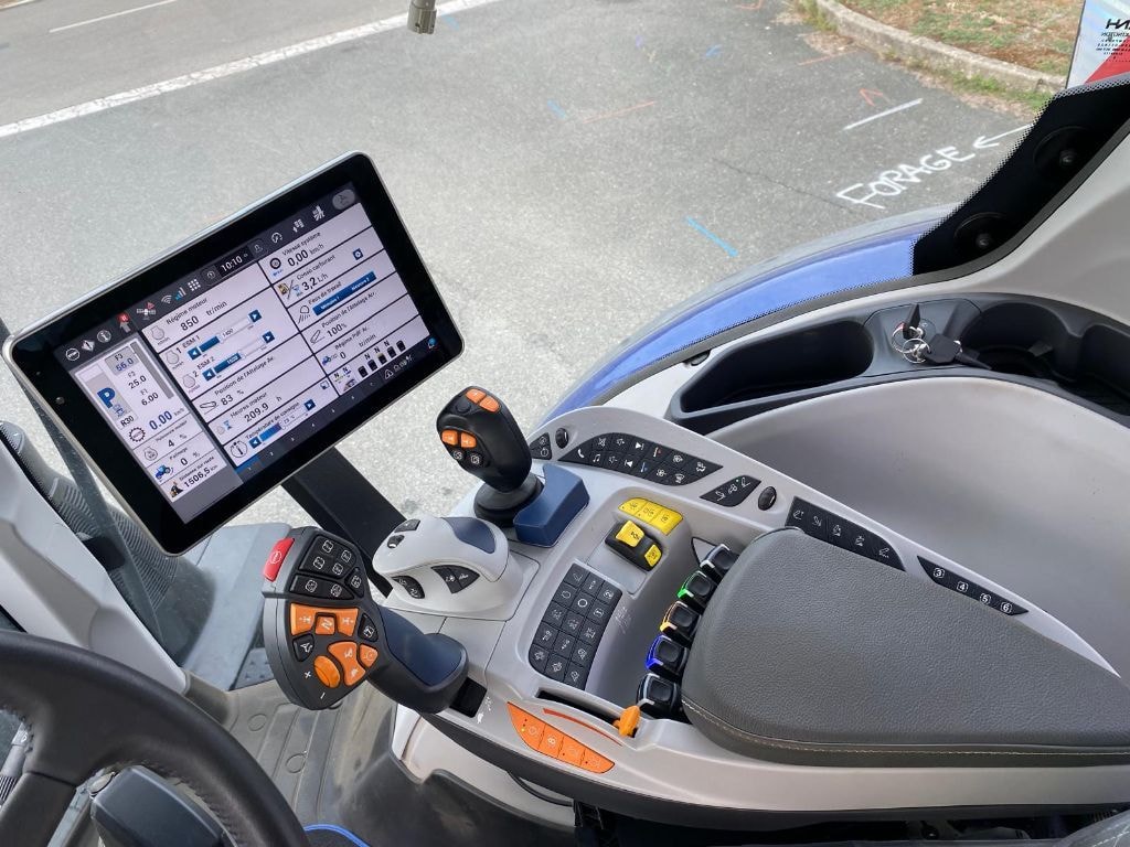 Tracteur NEW HOLLAND T7.245 BLUEPOWER - photo slide 10