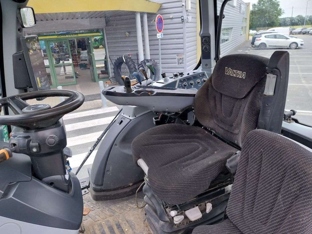 Tracteur chargeur VALTRA N 135 - photo slide 8