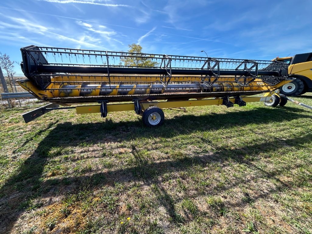 Moissonneuse NEW HOLLAND CR 9070 - photo slide 15