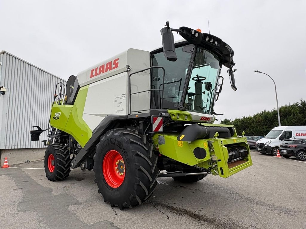 Moissonneuse CLAAS TRION 660 - photo slide 1