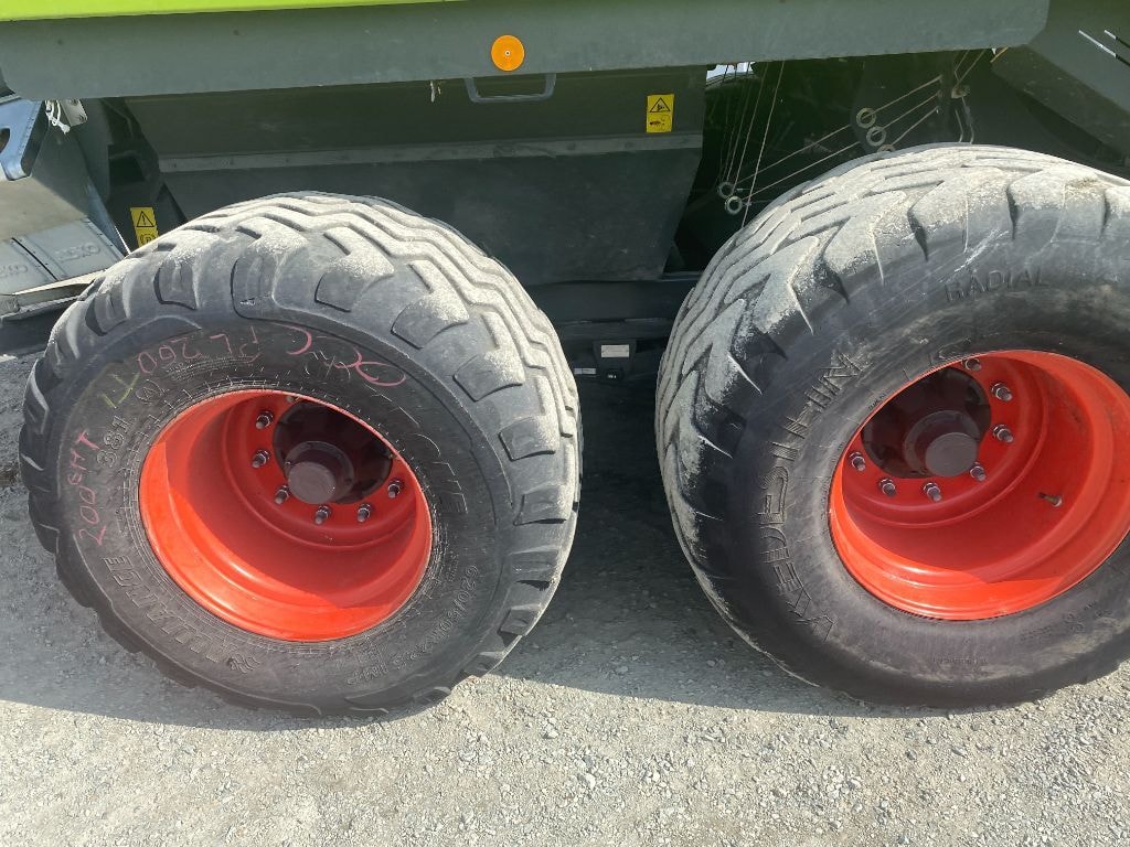 Presse haute densite CLAAS Quadrant 3300 FC - photo slide 9