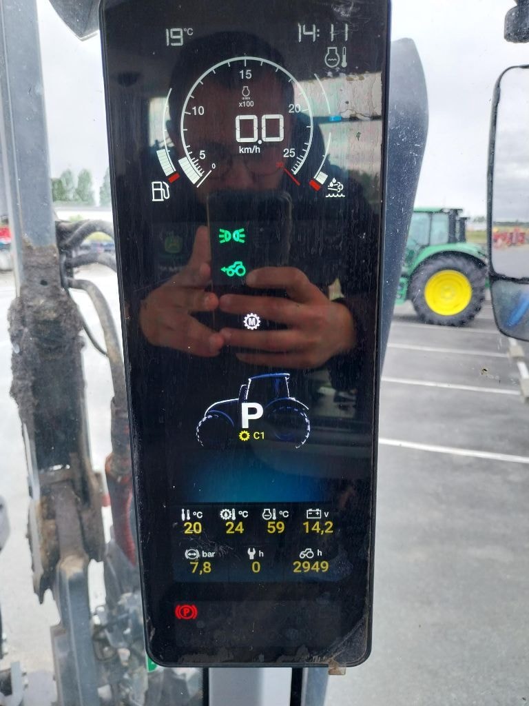 Tracteur chargeur VALTRA N 135 - photo slide 7