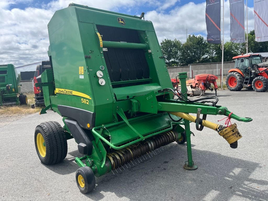 Presse balles rondes JOHN DEERE 582 - photo slide 12