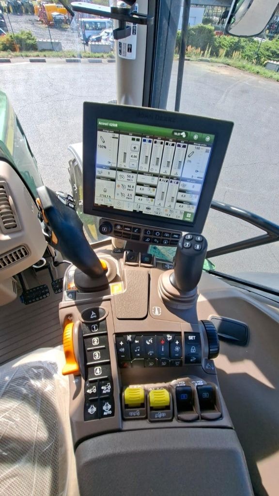 Tracteur JOHN DEERE 6250R - photo slide 11