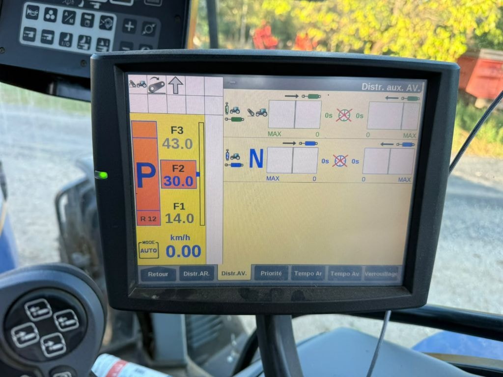 Tracteur NEW HOLLAND T6 145 Autocommand - photo slide 15