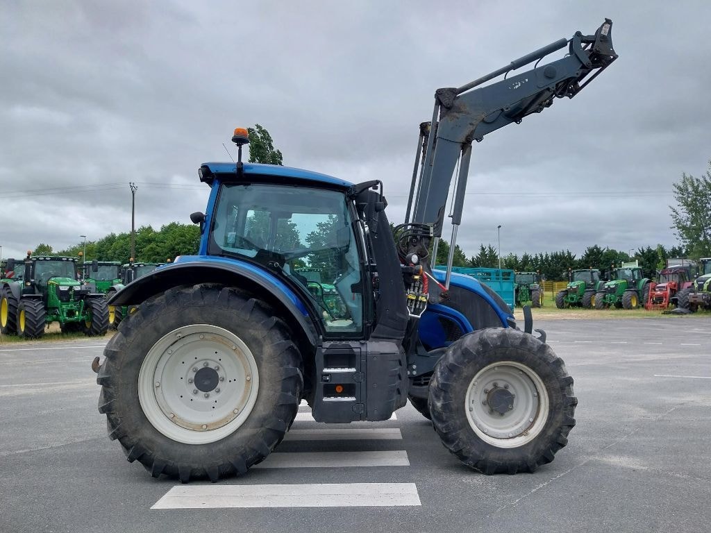 Tracteur chargeur VALTRA N 135 - photo slide 5
