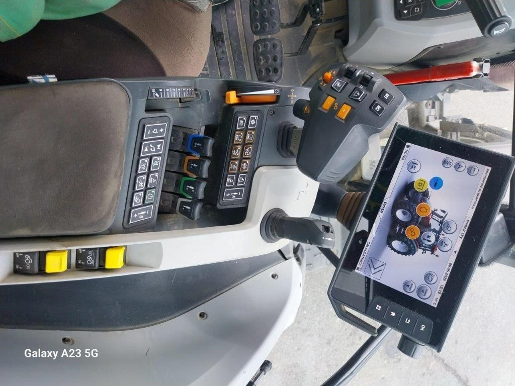 Tracteur VALTRA G135 - photo slide 7