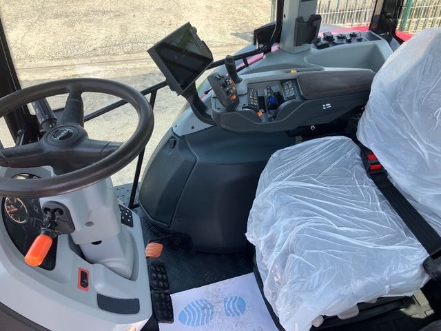 Tracteur VALTRA G135 - photo slide 11