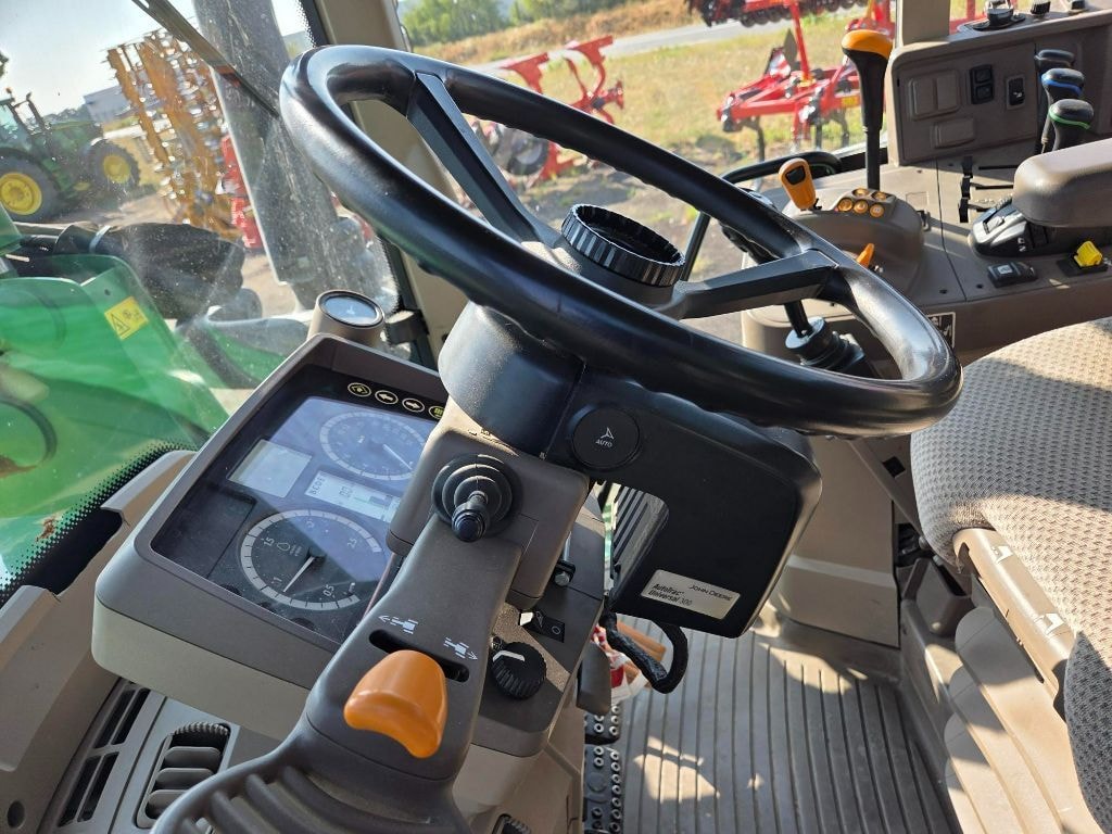 Tracteur chargeur JOHN DEERE 6110M - photo slide 6