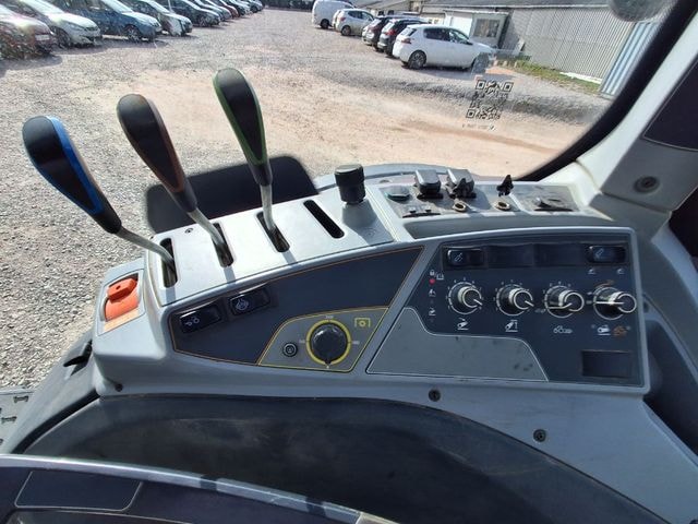 Tracteur chargeur VALTRA N 135A - photo slide 18