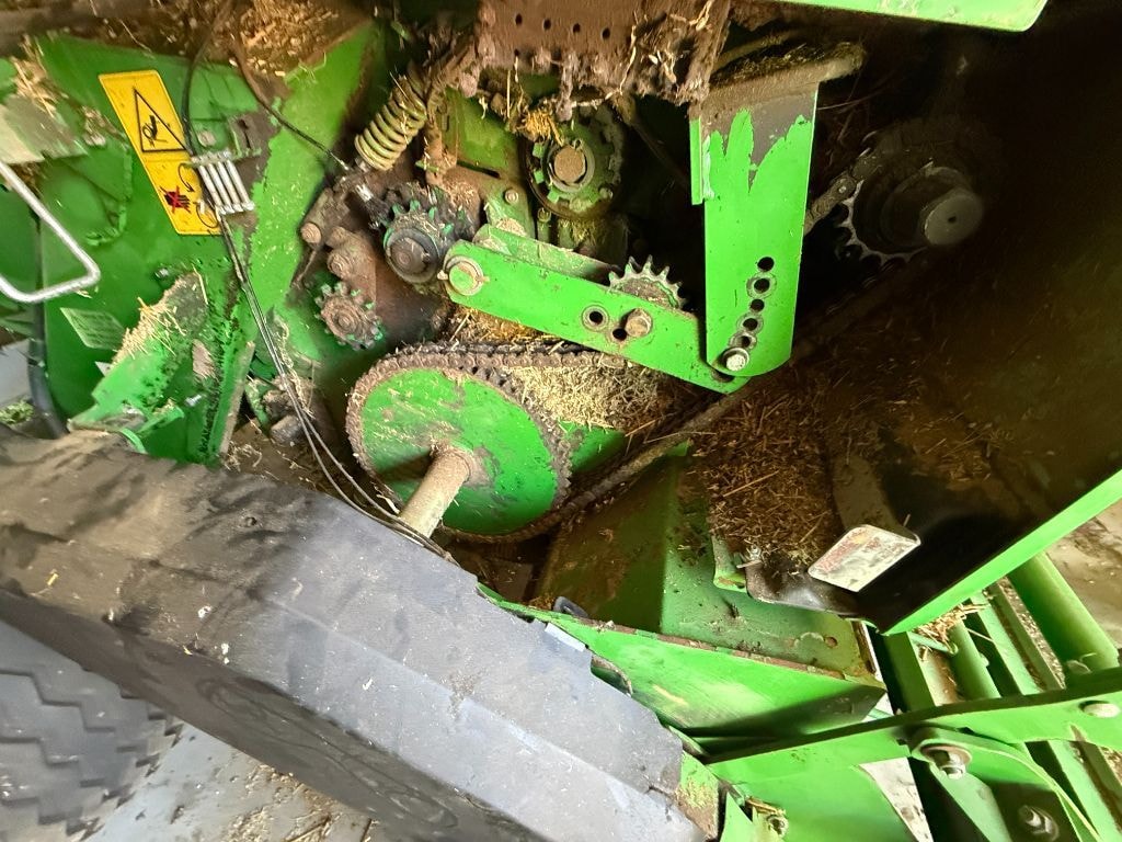 Presse balles rondes JOHN DEERE 864 - photo slide 7