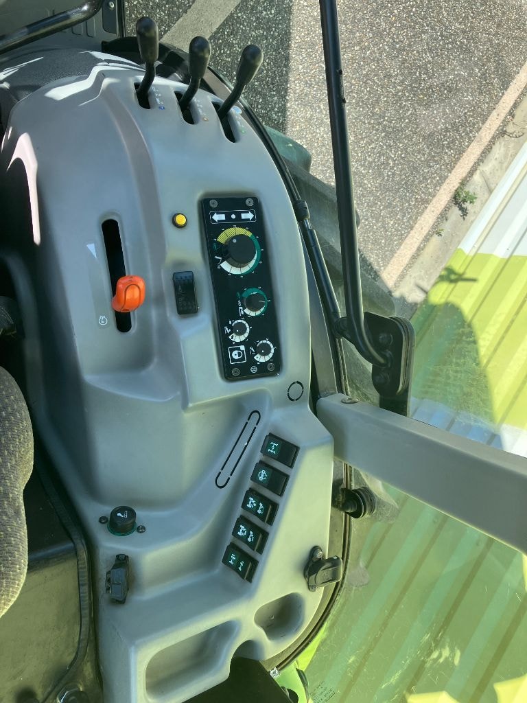 Tracteur fruitier CLAAS NEXOS 230 F  - photo slide 11