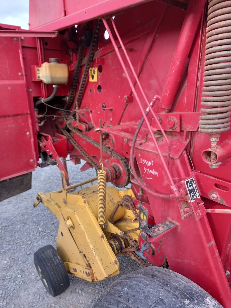 Presse balles rondes NEW HOLLAND 650 - photo slide 8