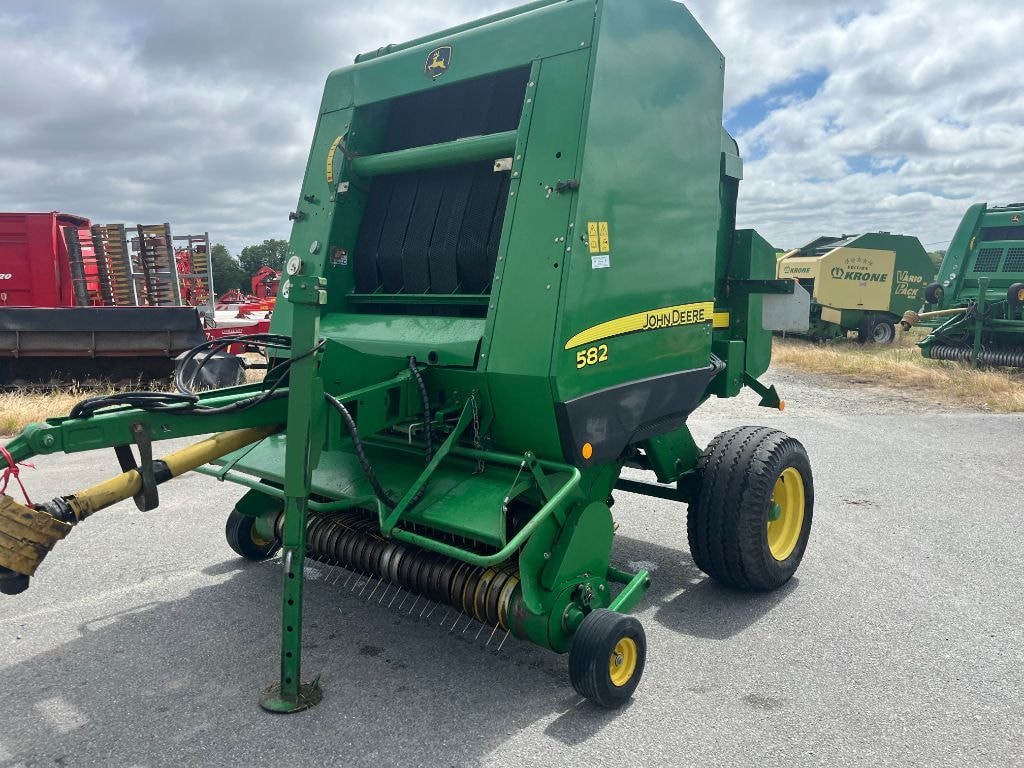 Presse balles rondes JOHN DEERE 582 - photo slide 16