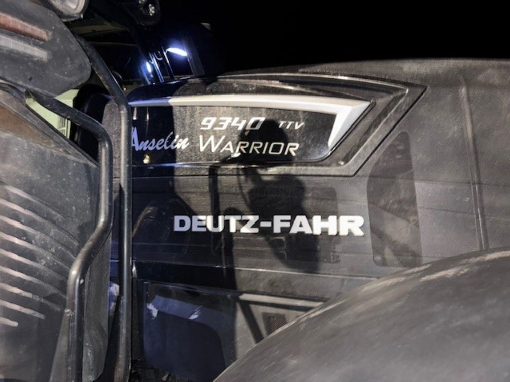 Tracteur DEUTZ FAHR 9340 TTV - photo slide 9