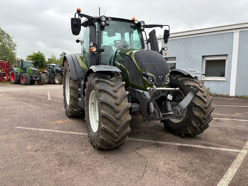 Tracteur VALTRA N 135 A - photo slide 2