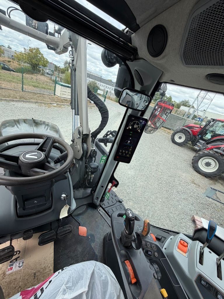 Tracteur chargeur VALTRA N135A - photo slide 6