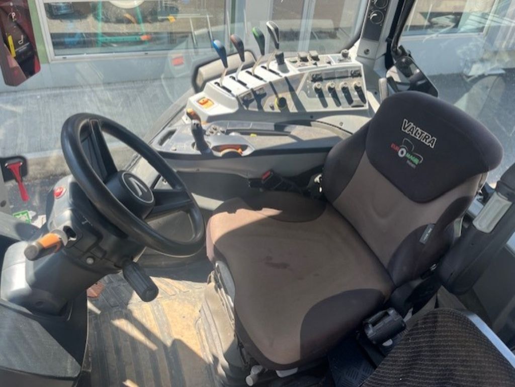 Tracteur chargeur VALTRA N135A - photo slide 4
