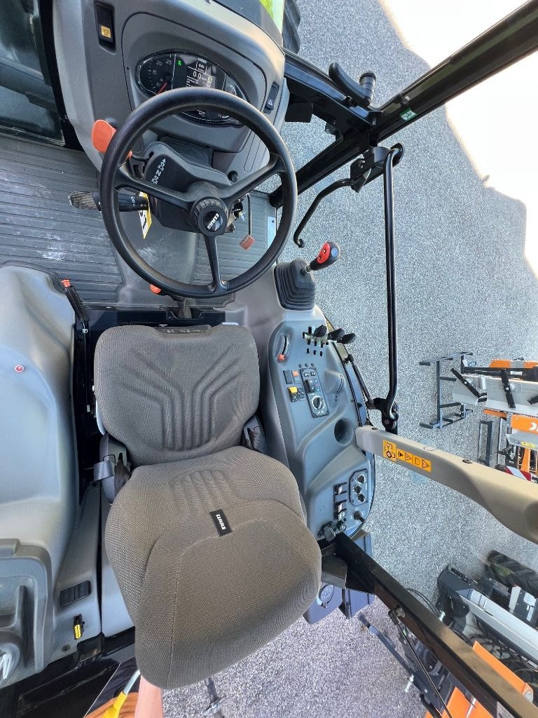 Tracteur CLAAS Nexos 240  L - photo slide 6