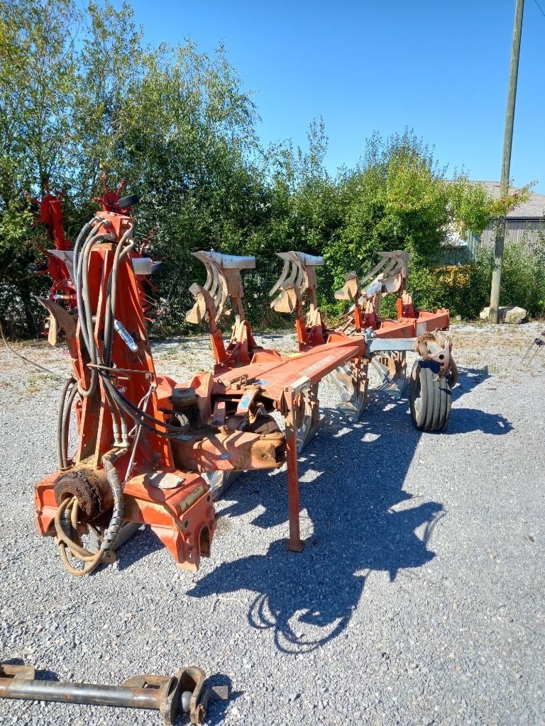 Charrue KUHN Varimaster 151 - photo slide 1