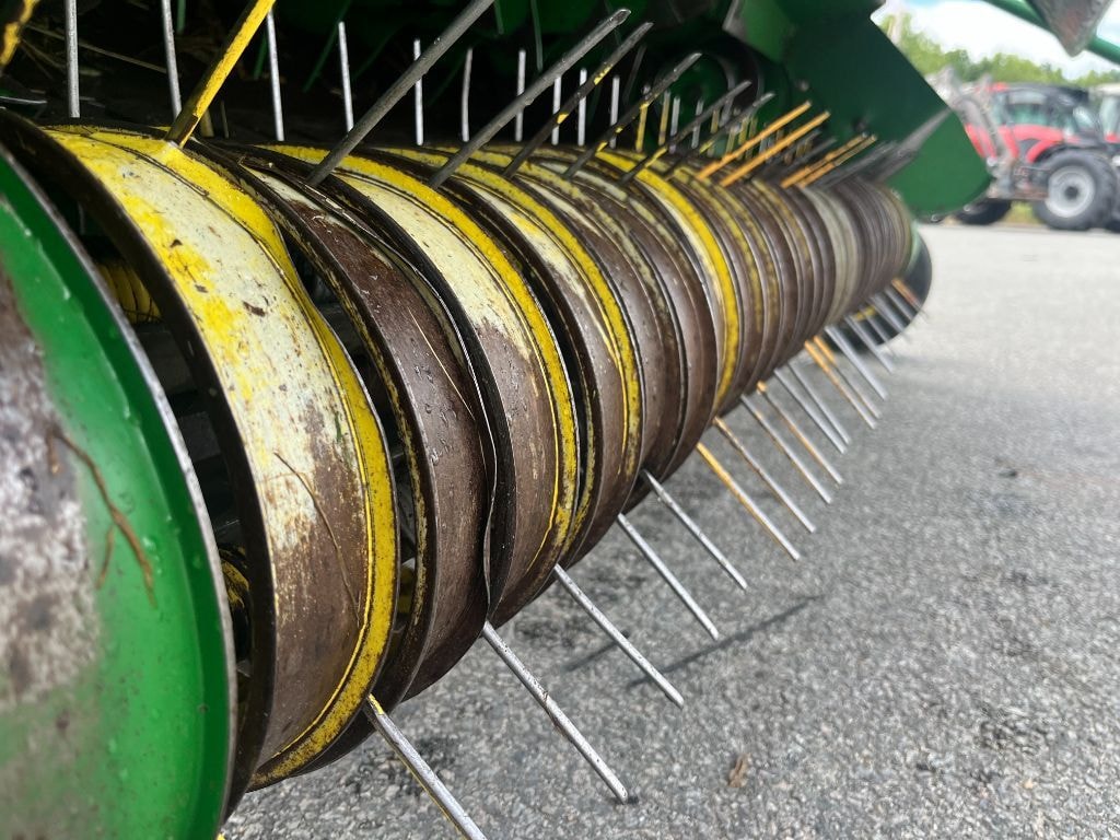 Presse balles rondes JOHN DEERE 582 - photo slide 25