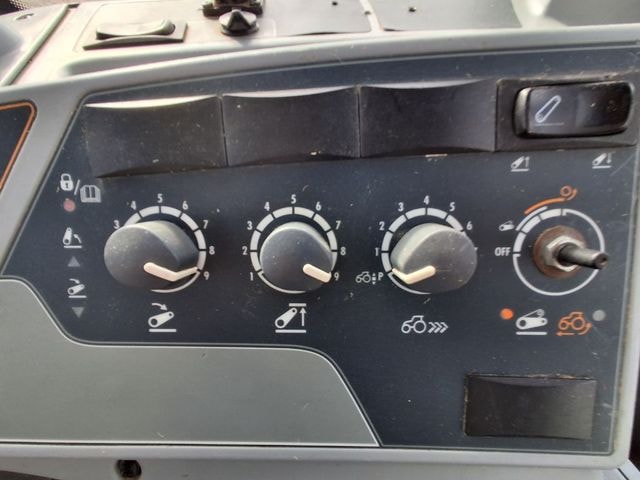 Tracteur VALTRA T144H - photo slide 17