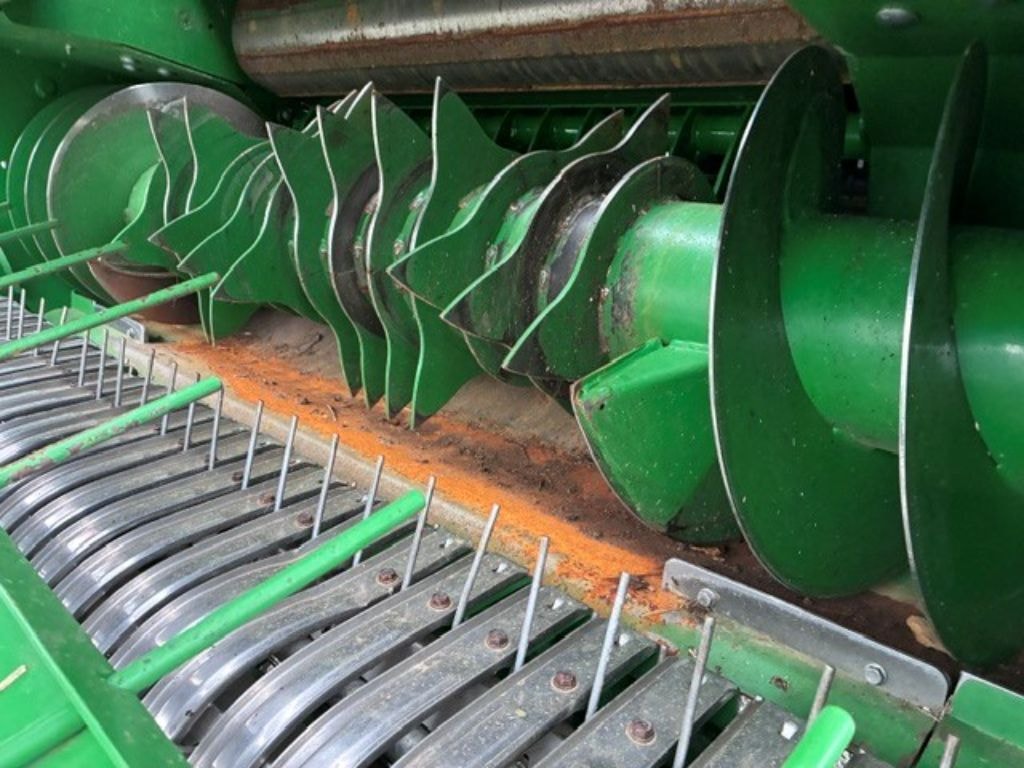 Presse balles rondes JOHN DEERE V461M - photo slide 14
