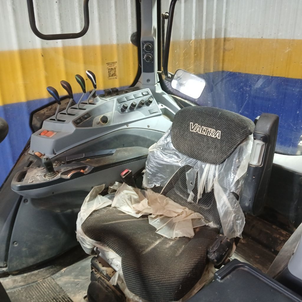 Tracteur VALTRA N135 - photo slide 10