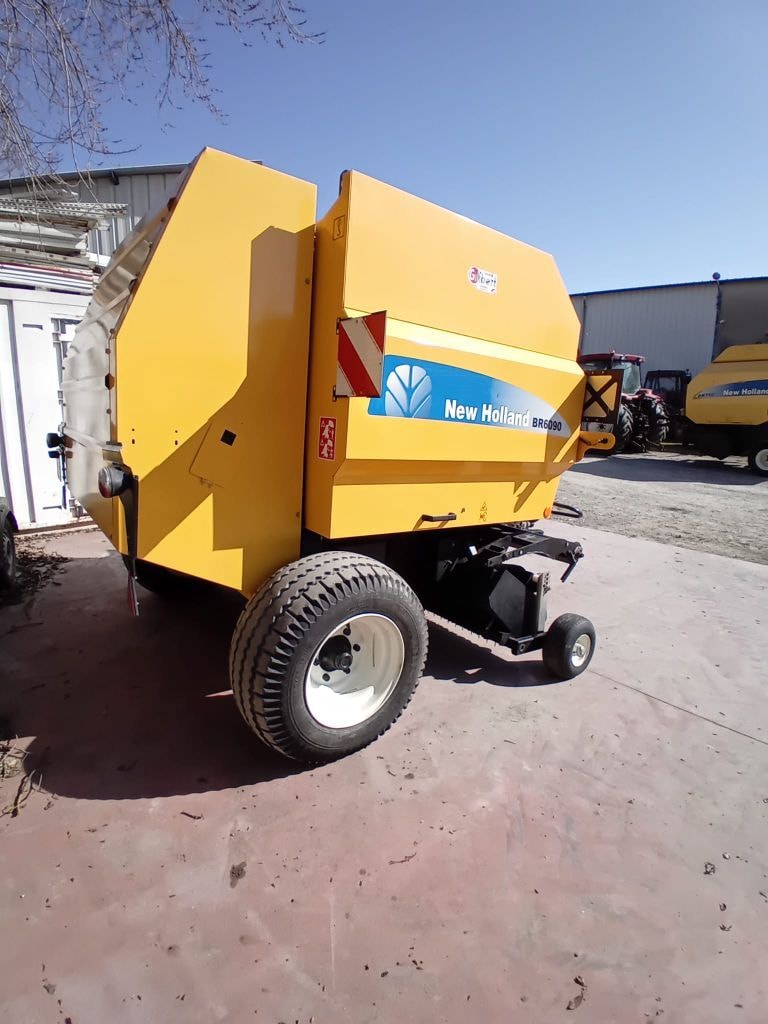 Presse balles rondes NEW HOLLAND BR 6090 - photo slide 1
