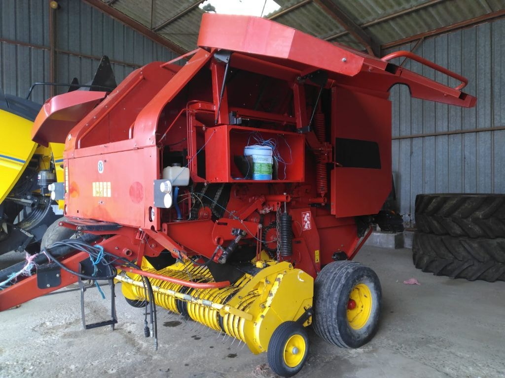 Presse balles rondes NEW HOLLAND BR 750 - photo slide 10