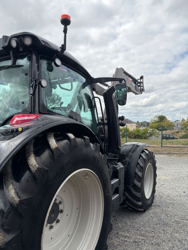 Tracteur chargeur VALTRA N135A - photo slide 9