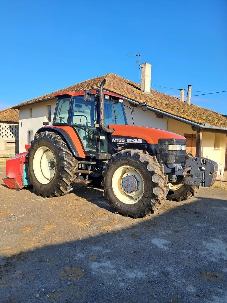 Tracteur NEW HOLLAND M135 - photo slide 1