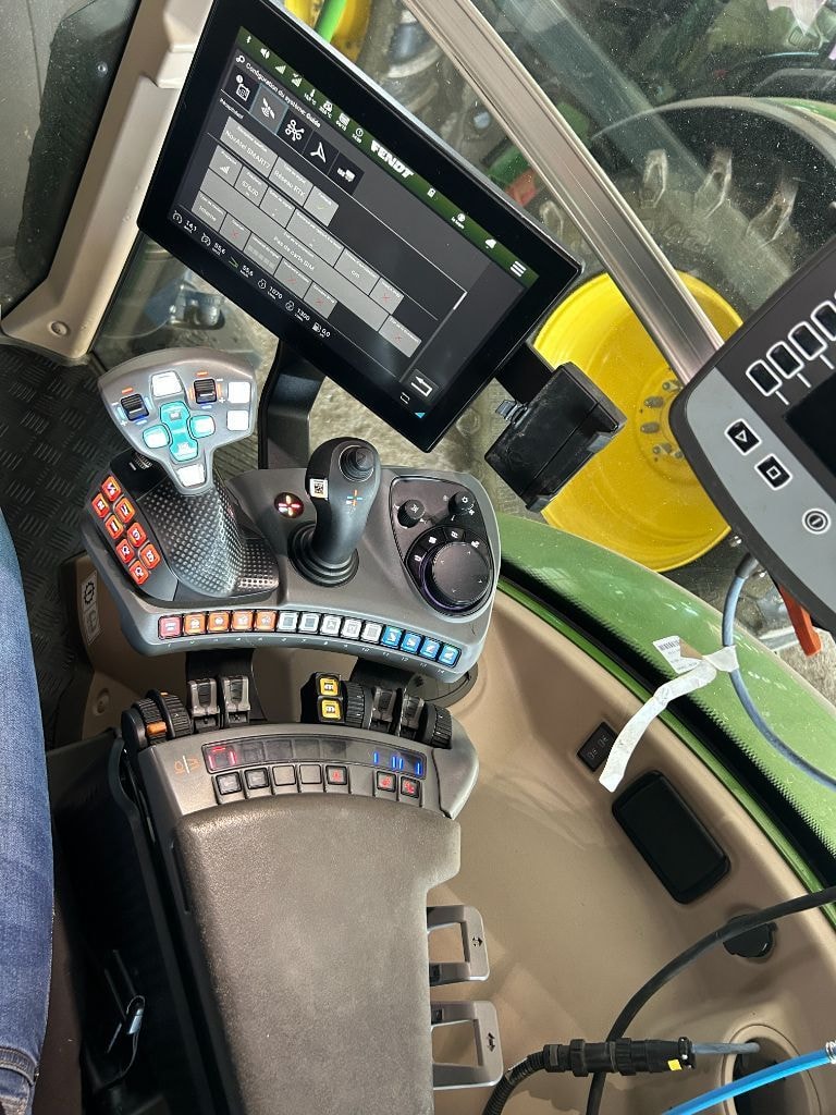 Tracteur FENDT 724 VARIO POWER + - photo slide 24
