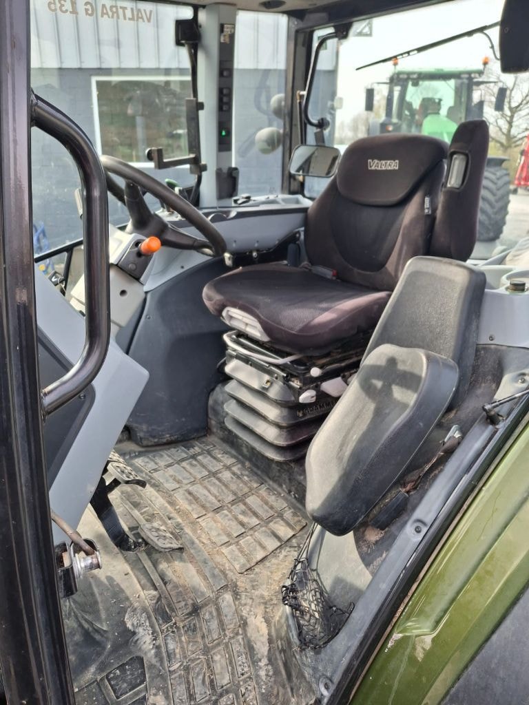 Tracteur VALTRA G135 - photo slide 8