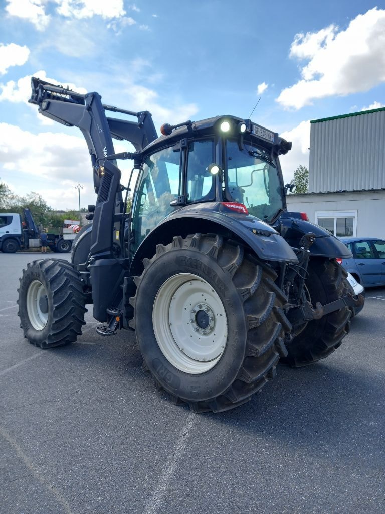 Tracteur chargeur VALTRA T 154 Hi - photo slide 4
