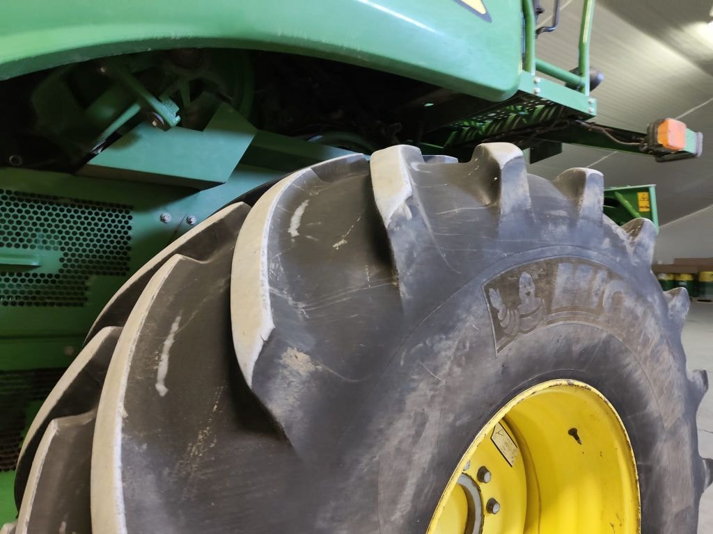 Moissonneuse JOHN DEERE T 550 I - photo slide 9