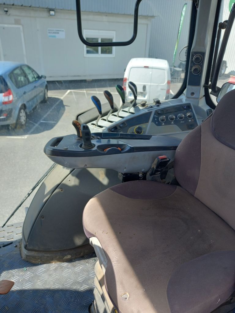 Tracteur chargeur VALTRA T 154 Hi - photo slide 18