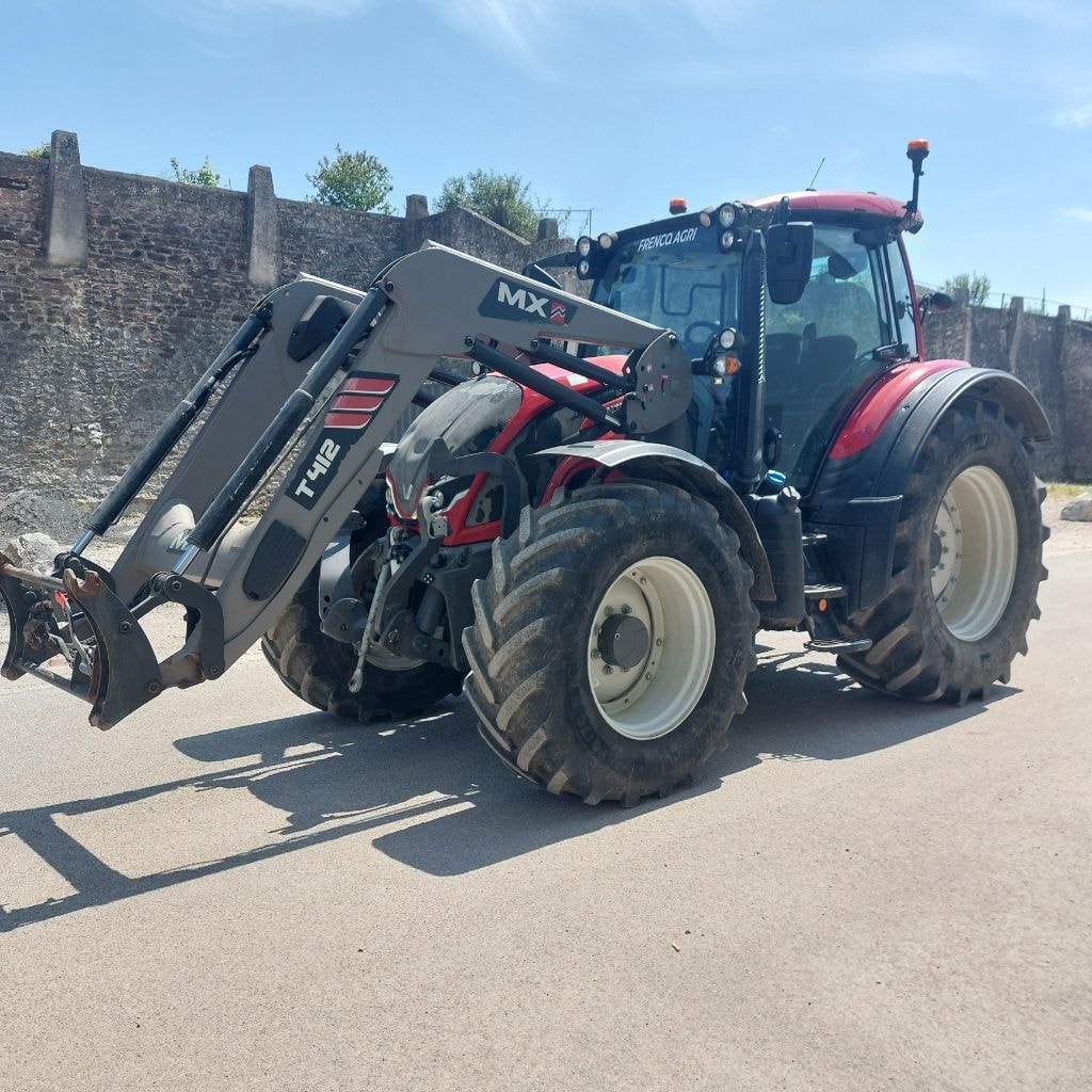 Tracteur chargeur VALTRA N135 - photo slide 1