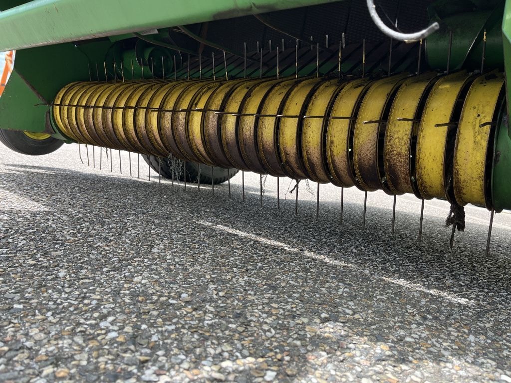 Presse balles rondes JOHN DEERE 582 - photo slide 9