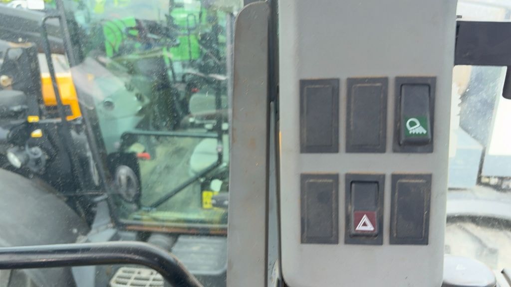 Tracteur CLAAS AXION 820 - photo slide 18