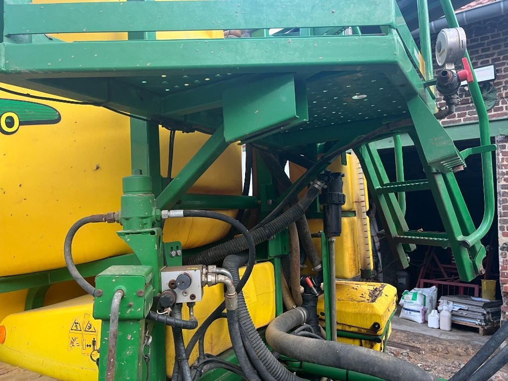 Pulverisateur JOHN DEERE 840 - photo slide 15