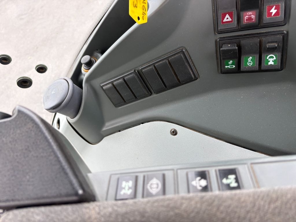 Tracteur CLAAS AXION 810 - photo slide 25